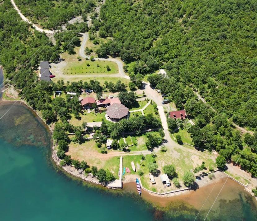 Agora Farmhouse Koman Экстерьер фото